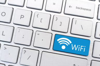 Tastatur mit einem Wifi Button.