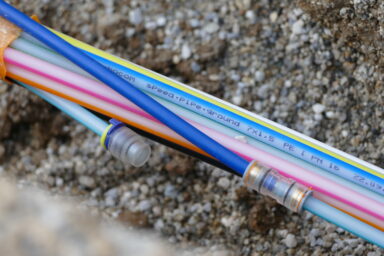 Verbundene Mikroröhrchen im Boden.