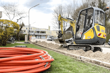 Gelber Bagger beim Ausbau.