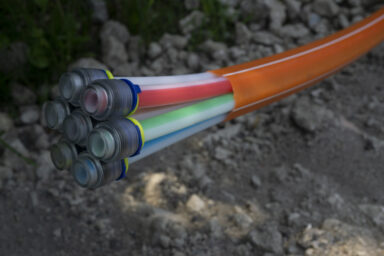 Glasfaserkabel-Rohre am Boden.