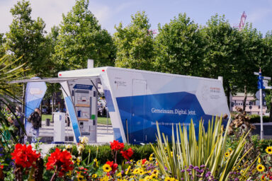 Das Gigabit-Mobil hinter Blumen und Pflanzen.