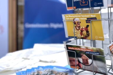 Ständer mit Postkarten der Infokampagne des Gigabitbüros.