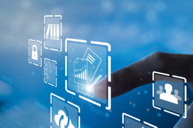 Verschiedene Icons im Vordergrund zu digitalen Themen, ein Finger tippt Zentral auf ein Icon aus dem Hintergrund