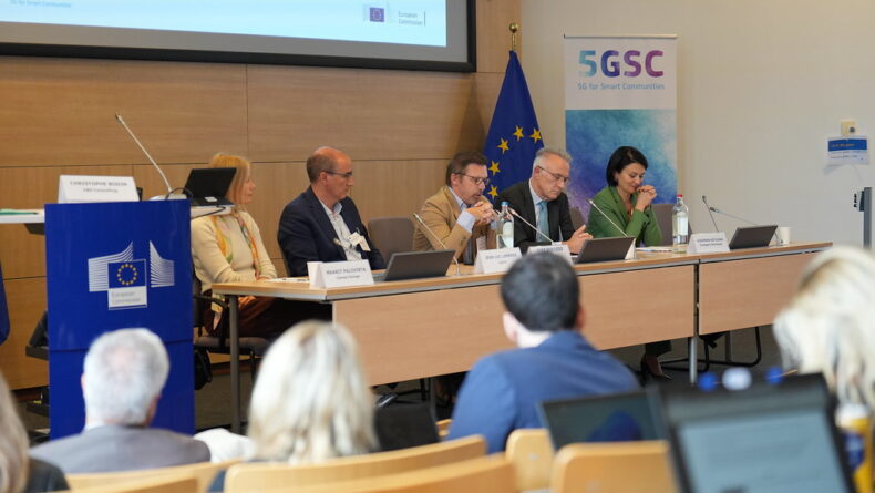 Zu sehen sind Maarit Palovirta (Stellvertretende Generaldirektorin, Connect Europe), Jean-Luc Lemmens (CEO, IDATE), Jose Borrego (Nationaler Vertreter, National Telecommunications Regulatory Authority (ANACOM), BCO Portugal), Alexandra Rotileanu (Stellvertretende Referatsleiterin, Investments in High-Capacity Networks, DG CNECT B.5, Europäische Kommission) zu sehen, die darüber diskutieren, ob die 5G SC Unterstützung immernoch benötigt wird.