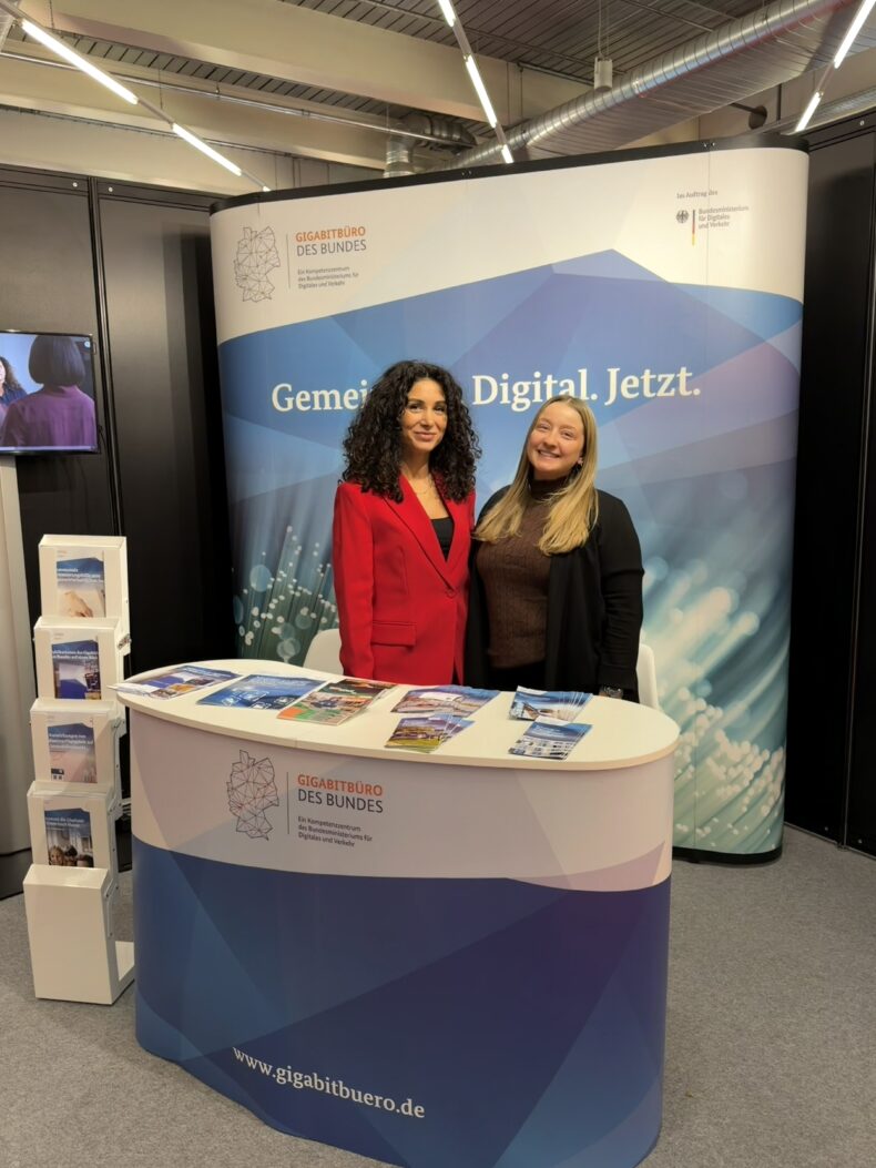 Hülya Günes und Julia Gebert vom Gigabitbüro des Bundes am Messestand.