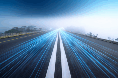 Zwei Autobahnspuren, die von Glasfasern geführt werden. Hinten eine vernebelte Landschaft.