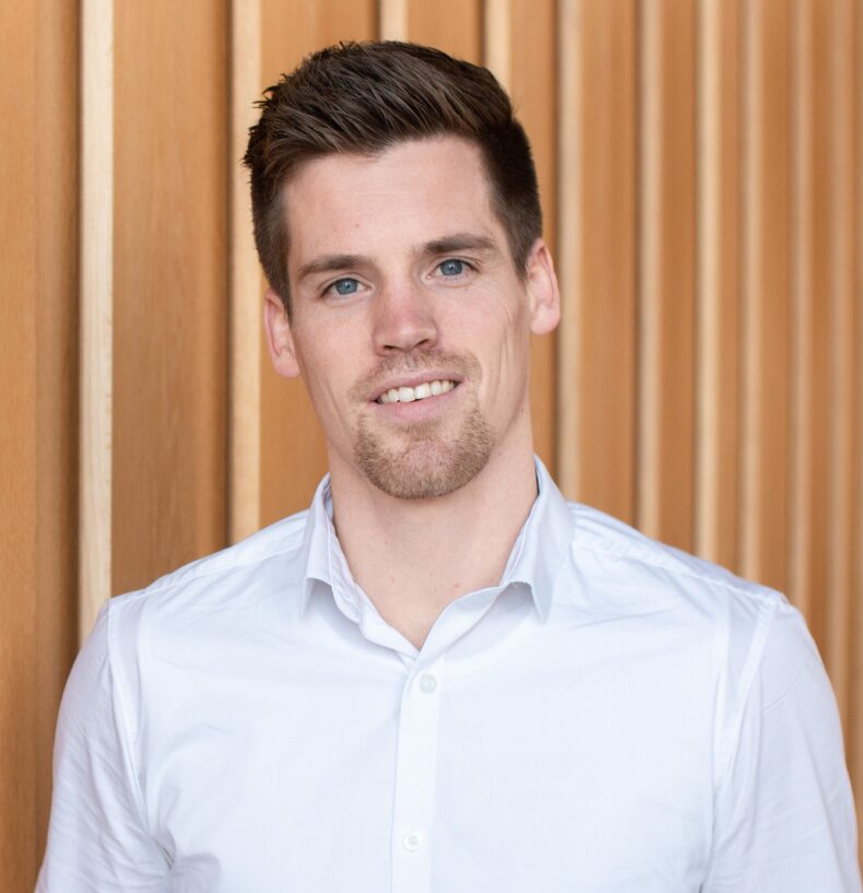 Auf dem Bild ist Thomas Spieker zu sehen.