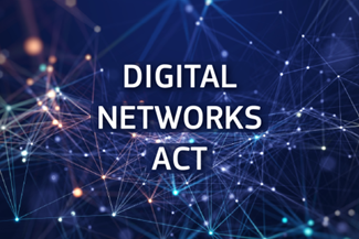 Auf dem Bild ist ein weißes Gitternetz zu sehen auf blauem Hintergrund zu sehen. Davor steht in weiß groß "Digital Networks Act".