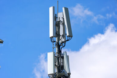 Auf dem Foto ist ein Mobilfunkmast zu sehen.