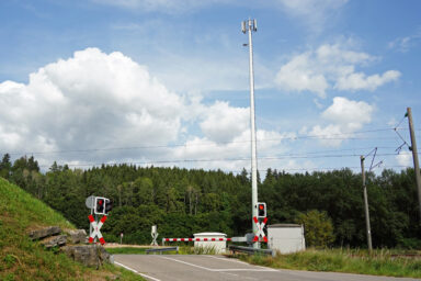 Sendemast an einer Bahnstrecke