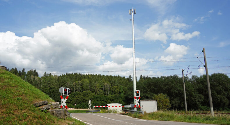 Sendemast an einer Bahnstrecke