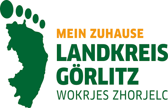 Logo „Mein Zuhause – Landkreis Görlitz – Wokrjes Zhorjelc“ mit grüner Landkreis-Silhouette in Form eines Fußabdrucks.